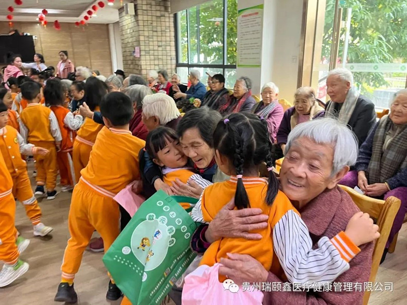 建安至善幼兒園師生在重陽節來臨之際到我中心慰問長者